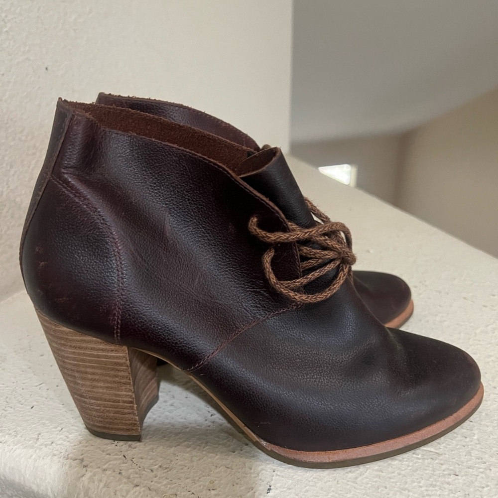 UGG Womens‎ Size7W Brown Leather Lace Up Ankle Booties Fashion Boots